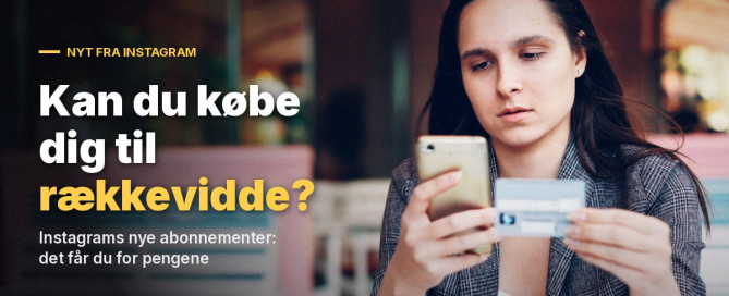 Ung kvinde på café kigger tøvende på sin mobil med et betalingskort i hånden. Overskrift: Kan du købe dig til rækkevidde? Instagrams nye abonnementer: det får du for pengene