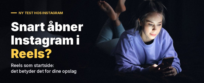 Ung kvinde ligger på sengen om aftenen og scroller på mobilen, oplyst af skærmen. Overskrift: Snart åbner Instagram i Reels? Reels som startside: det betyder det for dine opslag
